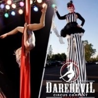 dare-devil-circus-company-stilt-walkers-in-mo